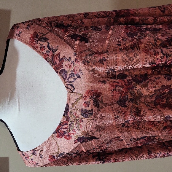 ONE WORLD Floral V-Neck Blouse - Picture 2 of 11